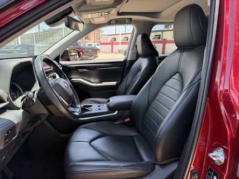 Used 2023 Toyota Highlander XLE FWD image 29