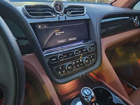 Used 2023 Bentley Bentayga Plug-In Hybrid image 30