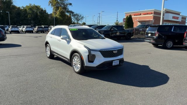 Certified 2024 Cadillac XT4 Luxury w/ Cold Weather Package AWD/4WD image 2