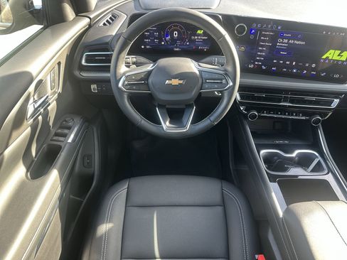 Used 2025 Chevrolet Traverse LT image 17