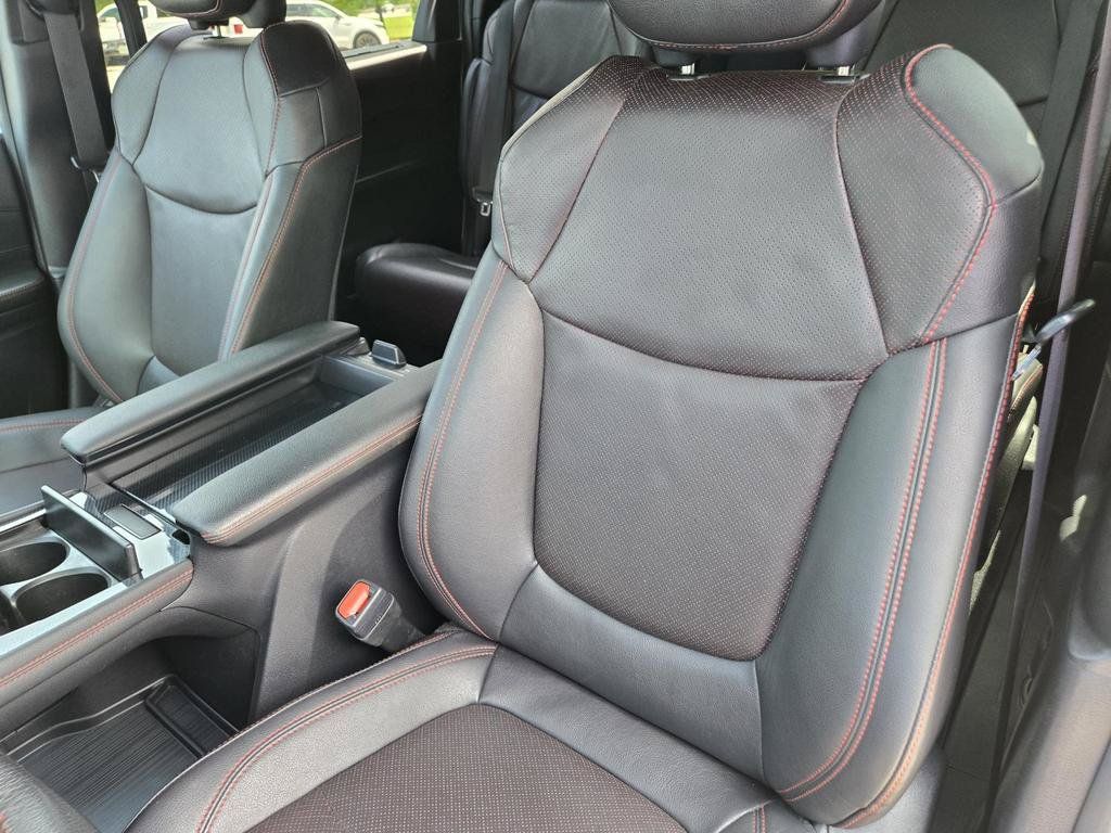 Used 2025 Toyota Sienna XSE w/ XSE Premium Package FWD image 16