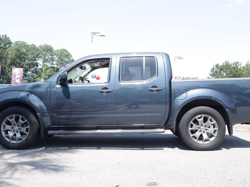 Used 2020 Nissan Frontier SV RWD image 2