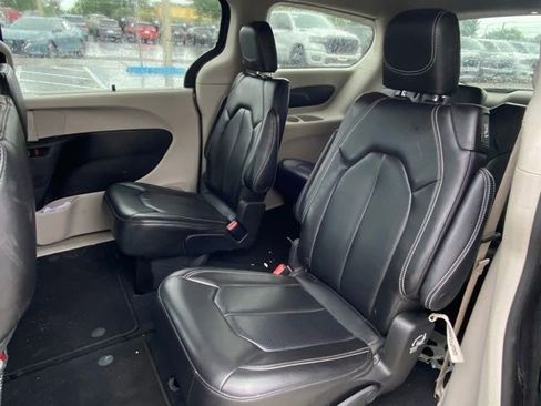 Used 2023 Chrysler Pacifica Touring-L image 23