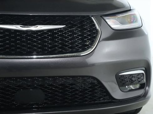 Used 2023 Chrysler Pacifica Touring-L image 7