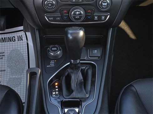 Used 2022 Jeep Cherokee Limited image 16