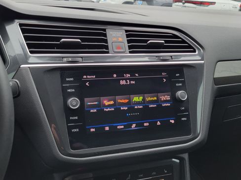 Used 2022 Volkswagen Tiguan SE w/ Panoramic Sunroof Package image 25