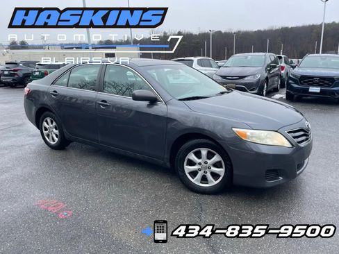 Used 2010 Toyota Camry LE image 1