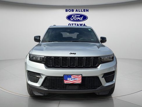 Used 2025 Jeep Grand Cherokee Altitude image 15