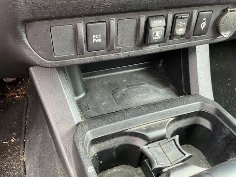 Used 2018 Toyota Tacoma TRD Sport AWD/4WD image 15