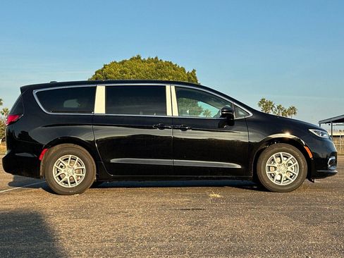 New 2026 Chrysler Pacifica Select image 3