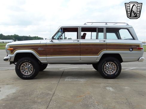 Used 1986 Jeep Grand Wagoneer image 4