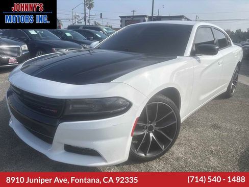Used 2019 Dodge Charger SXT w/ Blacktop Package image 1