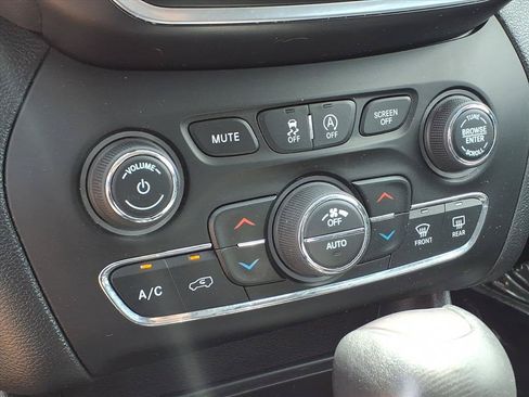 Used 2019 Jeep Cherokee Latitude Plus w/ Comfort/Convenience Group AWD/4WD image 7