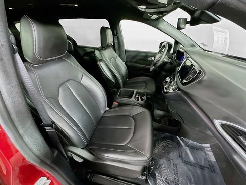 Used 2025 Chrysler Pacifica Select FWD image 35