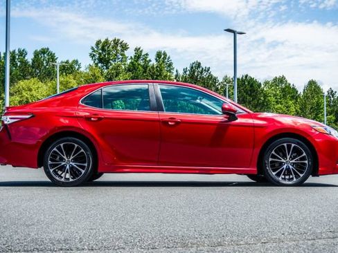 Used 2020 Toyota Camry SE FWD image 6