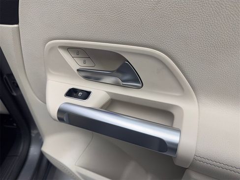 Used 2023 Mercedes-Benz EQB 300 4MATIC image 42