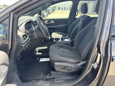 Used 2018 Chrysler Pacifica Touring Plus w/ S Appearance Package FWD image 13