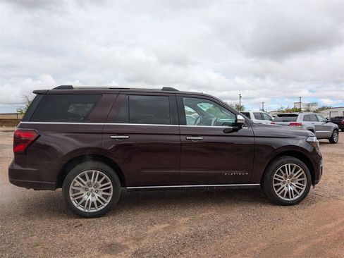 Used 2024 Ford Expedition Platinum image 5