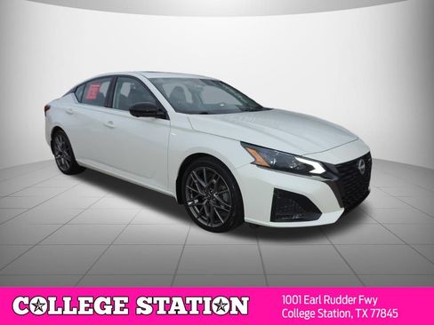 Certified 2023 Nissan Altima 2.0 SR FWD image 3