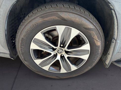 Used 2020 Toyota Highlander XLE AWD/4WD image 14