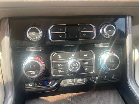 Used 2024 GMC Yukon Denali w/ Advanced Technology Package AWD/4WD image 14
