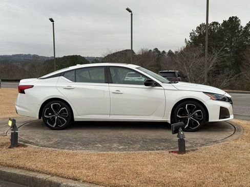 Used 2023 Nissan Altima 2.5 SR w/ SR Premium Package image 8