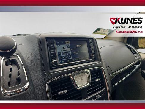 Used 2012 Chrysler Town & Country Touring w/ Entertainment Group #1 FWD image 16