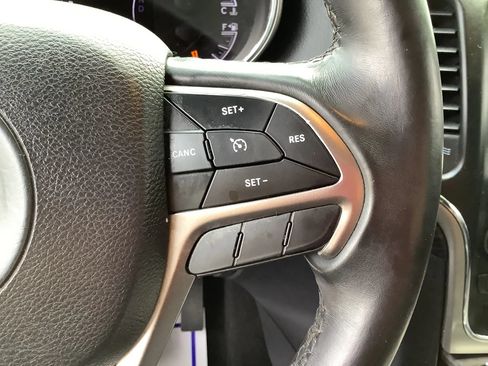 Used 2019 Jeep Grand Cherokee Laredo AWD/4WD image 25