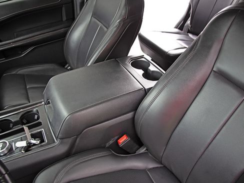 Used 2022 Ford Expedition XLT RWD image 3