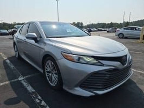Used 2018 Toyota Camry XLE FWD image 3