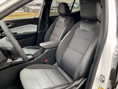 Certified 2025 Chevrolet Trax LT image 9