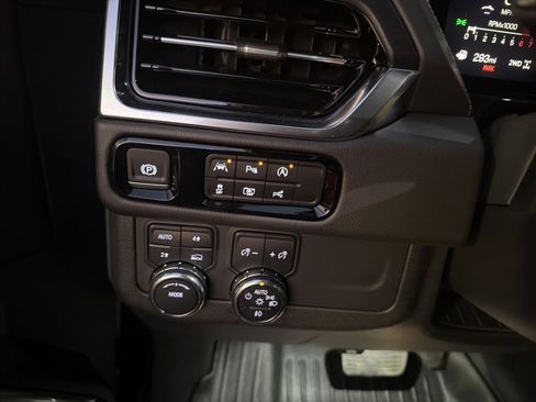 Used 2025 GMC Yukon Denali w/ Sun & Power Step Package image 4