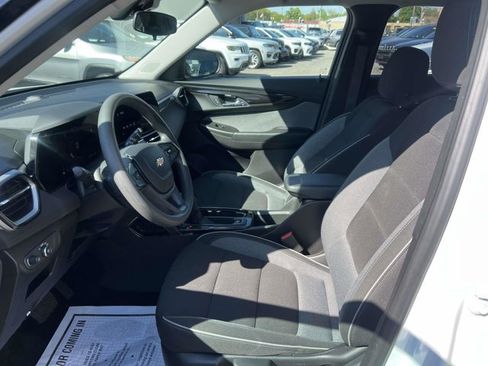 Used 2025 Chevrolet TrailBlazer LT AWD/4WD image 13
