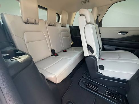Used 2024 Nissan Pathfinder SL w/ Black Appearance Package AWD/4WD image 17