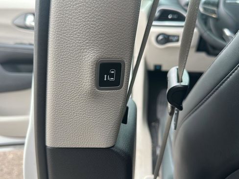 Used 2024 Chrysler Pacifica Touring-L image 22