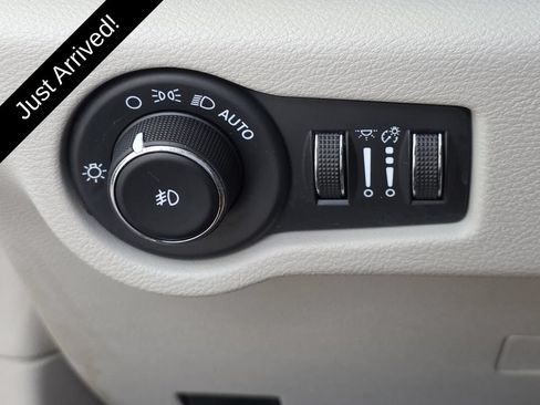 Used 2023 Chrysler Pacifica Touring-L FWD image 27