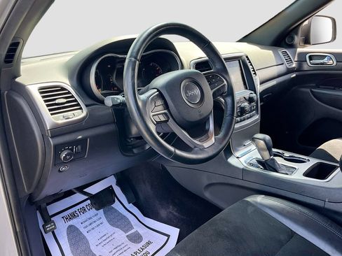 Used 2018 Jeep Grand Cherokee Altitude RWD image 9