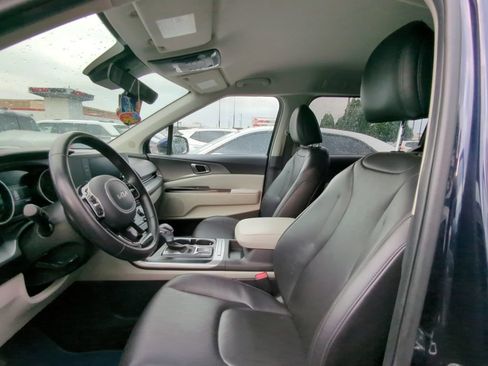 Used 2023 Kia Carnival LX FWD image 6