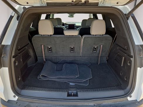 Used 2025 GMC Acadia Elevation w/ Elevation Premium Package FWD image 13