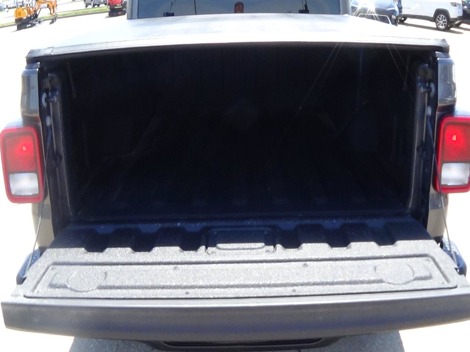 Used 2024 Jeep Gladiator Sport AWD/4WD image 10