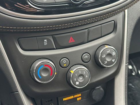 Used 2022 Chevrolet Trax LT w/ LT Convenience Package image 24