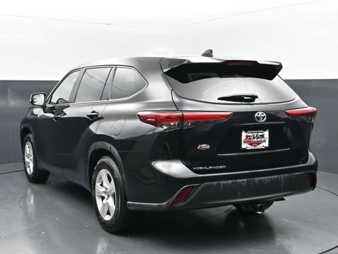 Used 2023 Toyota Highlander L FWD image 4