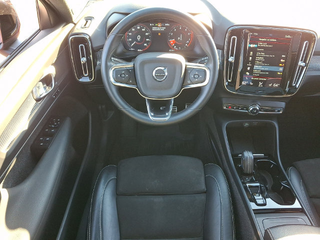 Used 2022 Volvo XC40 T5 R-Design w/ Climate Package AWD/4WD image 3