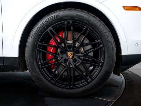 Certified 2025 Porsche Cayenne S image 11
