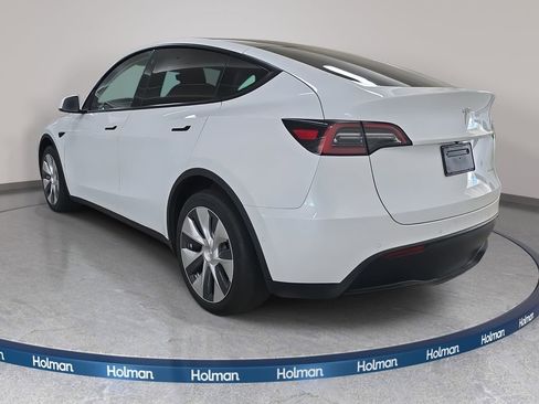 Used 2022 Tesla Model Y Long Range image 9