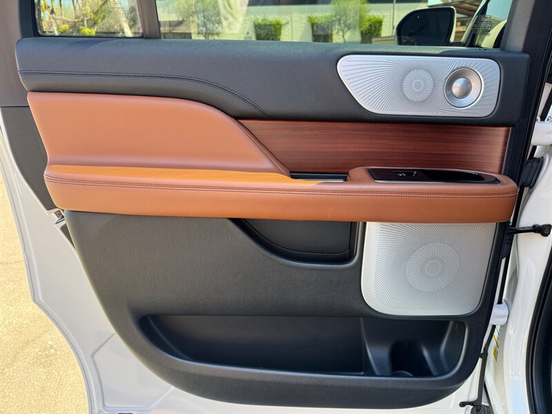 Used 2021 Lincoln Navigator L Reserve AWD/4WD image 31