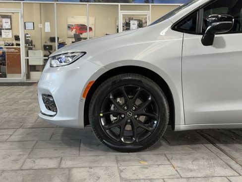 New 2026 Chrysler Pacifica Select w/ S Appearance Package FWD image 9