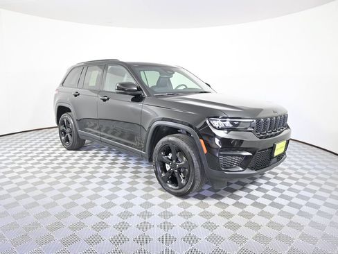 Used 2023 Jeep Grand Cherokee Altitude AWD/4WD image 9