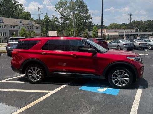 Used 2021 Ford Explorer XLT w/ Equipment Group 202A AWD/4WD image 4