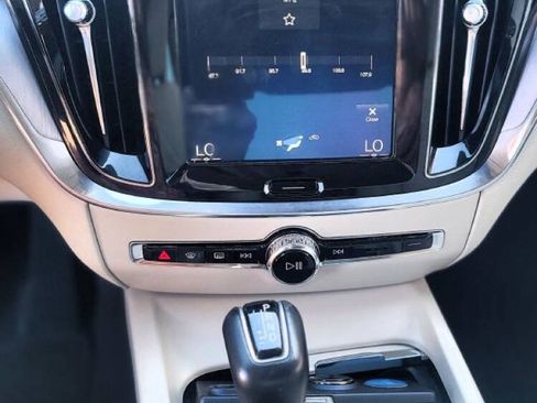 Used 2019 Volvo S60 T5 Momentum w/ Premium Package FWD image 18